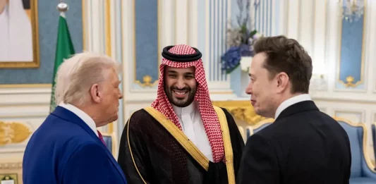 FOTOGRAFÍA. RIAD (ARABIA SAUDITA), 13 D EMAYO DE 2025. El presidente de los estados Unidos de América (EEUU), Donald John Trump (i), visitó este martes Riad, capital de Arabia Saudita, junto a su mano derecha desde la campaña electoral, Elon Reeve Musk (d), donde se reunió con Su Alteza Real el Príncipe Heredero, Mohammed bin Salman del Reino de Arabia Saudita (c); y aprovechó de su viaje para participar en el "Foro de Inversión Saudita-Estados Unidos 2025", desde donde aseguró un compromiso histórico de inversión de 600 mil millones de dólares de Arabia Saudita en EEUU. "Mi preferencia siempre será por la paz y la asociación, siempre que esos resultados puedan lograrse". "Siempre será así. Solo un tonto pensaría lo contrario", dijo el mandatario del mundo libre. Lasvocesdelpueblo (Ñ Pueblo)