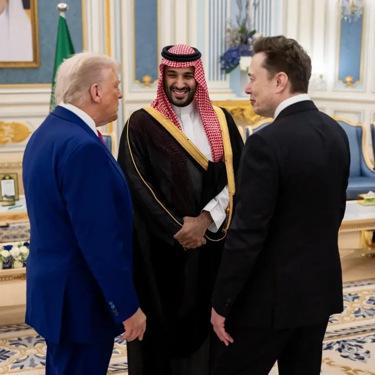 FOTOGRAFÍA. RIAD (ARABIA SAUDITA), 13 D EMAYO DE 2025. El presidente de los estados Unidos de América (EEUU), Donald John Trump (i), visitó este martes Riad, capital de Arabia Saudita, junto a su mano derecha desde la campaña electoral, Elon Reeve Musk (d), donde se reunió con Su Alteza Real el Príncipe Heredero, Mohammed bin Salman del Reino de Arabia Saudita (c); y aprovechó de su viaje para participar en el "Foro de Inversión Saudita-Estados Unidos 2025", desde donde aseguró un compromiso histórico de inversión de 600 mil millones de dólares de Arabia Saudita en EEUU. "Mi preferencia siempre será por la paz y la asociación, siempre que esos resultados puedan lograrse". "Siempre será así. Solo un tonto pensaría lo contrario", dijo el mandatario del mundo libre. Lasvocesdelpueblo (Ñ Pueblo)