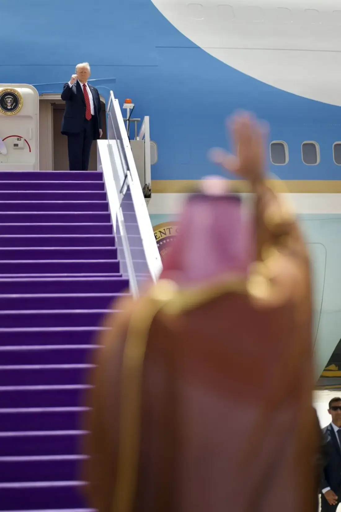 FOTOGRAFÍA. RIAD (ARABIA SAUDITA), 13 D EMAYO DE 2025. El presidente de los estados Unidos de América (EEUU), Donald John Trump, visitó este martes Riad, capital de Arabia Saudita, donde se reunió con Su Alteza Real el Príncipe Heredero, Mohammed bin Salman del Reino de Arabia Saudita; y aprovechó de su viaje para participar en el "Foro de Inversión Saudita-Estados Unidos 2025", desde donde aseguró un compromiso histórico de inversión de 600 mil millones de dólares de Arabia Saudita en EEUU. "Mi preferencia siempre será por la paz y la asociación, siempre que esos resultados puedan lograrse". "Siempre será así. Solo un tonto pensaría lo contrario", dijo el mandatario del mundo libre. Lasvocesdelpueblo (Ñ Pueblo)