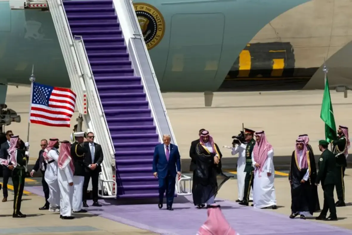 FOTOGRAFÍA. RIAD (ARABIA SAUDITA), 13 D EMAYO DE 2025. El presidente de los estados Unidos de América (EEUU), Donald John Trump, visitó este martes Riad, capital de Arabia Saudita, donde se reunió con Su Alteza Real el Príncipe Heredero, Mohammed bin Salman del Reino de Arabia Saudita; y aprovechó de su viaje para participar en el "Foro de Inversión Saudita-Estados Unidos 2025", desde donde aseguró un compromiso histórico de inversión de 600 mil millones de dólares de Arabia Saudita en EEUU. "Mi preferencia siempre será por la paz y la asociación, siempre que esos resultados puedan lograrse". "Siempre será así. Solo un tonto pensaría lo contrario", dijo el mandatario del mundo libre. Lasvocesdelpueblo (Ñ Pueblo)
