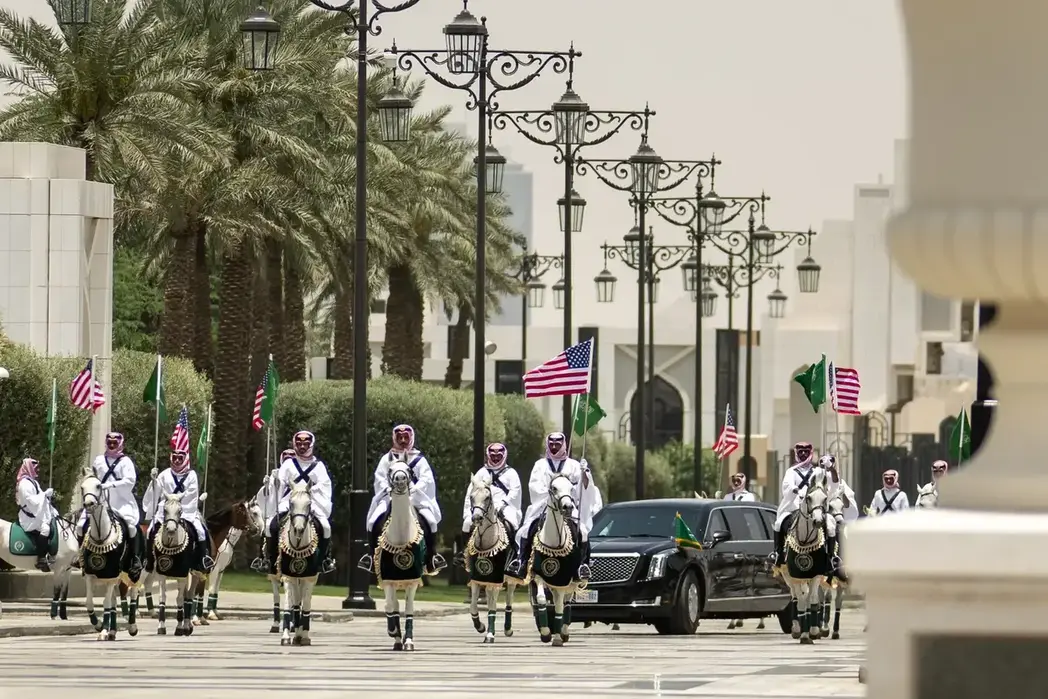 FOTOGRAFÍA. RIAD (ARABIA SAUDITA), 13 D EMAYO DE 2025. El presidente de los estados Unidos de América (EEUU), Donald John Trump, visitó este martes Riad, capital de Arabia Saudita, donde se reunió con Su Alteza Real el Príncipe Heredero, Mohammed bin Salman del Reino de Arabia Saudita; y aprovechó de su viaje para participar en el "Foro de Inversión Saudita-Estados Unidos 2025", desde donde aseguró un compromiso histórico de inversión de 600 mil millones de dólares de Arabia Saudita en EEUU. "Mi preferencia siempre será por la paz y la asociación, siempre que esos resultados puedan lograrse". "Siempre será así. Solo un tonto pensaría lo contrario", dijo el mandatario del mundo libre. Lasvocesdelpueblo (Ñ Pueblo)