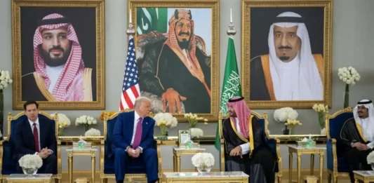 FOTOGRAFÍA. RIAD (ARABIA SAUDITA), 13 D EMAYO DE 2025. El presidente de los estados Unidos de América (EEUU), Donald John Trump, visitó este martes Riad, capital de Arabia Saudita, donde se reunió con Su Alteza Real el Príncipe Heredero, Mohammed bin Salman del Reino de Arabia Saudita; y aprovechó de su viaje para participar en el "Foro de Inversión Saudita-Estados Unidos 2025", desde donde aseguró un compromiso histórico de inversión de 600 mil millones de dólares de Arabia Saudita en EEUU. "Mi preferencia siempre será por la paz y la asociación, siempre que esos resultados puedan lograrse". "Siempre será así. Solo un tonto pensaría lo contrario", dijo el mandatario del mundo libre. Lasvocesdelpueblo (Ñ Pueblo)