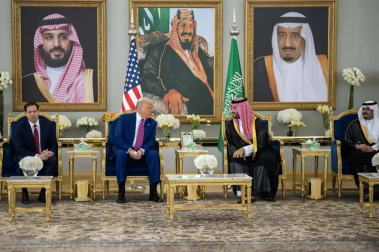 FOTOGRAFÍA. RIAD (ARABIA SAUDITA), 13 D EMAYO DE 2025. El presidente de los estados Unidos de América (EEUU), Donald John Trump, visitó este martes Riad, capital de Arabia Saudita, donde se reunió con Su Alteza Real el Príncipe Heredero, Mohammed bin Salman del Reino de Arabia Saudita; y aprovechó de su viaje para participar en el "Foro de Inversión Saudita-Estados Unidos 2025", desde donde aseguró un compromiso histórico de inversión de 600 mil millones de dólares de Arabia Saudita en EEUU. "Mi preferencia siempre será por la paz y la asociación, siempre que esos resultados puedan lograrse". "Siempre será así. Solo un tonto pensaría lo contrario", dijo el mandatario del mundo libre. Lasvocesdelpueblo (Ñ Pueblo)