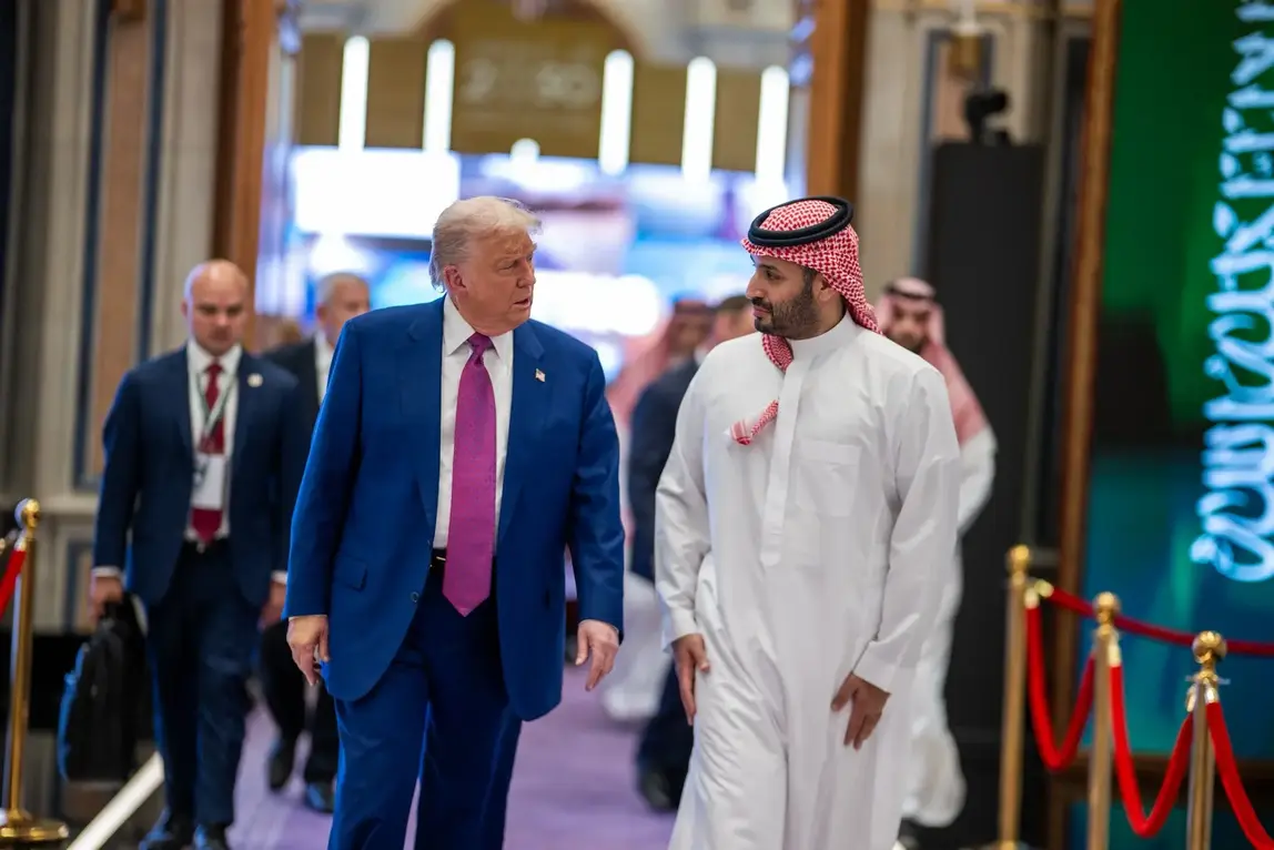 FOTOGRAFÍA. RIAD (ARABIA SAUDITA), 13 D EMAYO DE 2025. El presidente de los estados Unidos de América (EEUU), Donald John Trump, visitó este martes Riad, capital de Arabia Saudita, donde se reunió con Su Alteza Real el Príncipe Heredero, Mohammed bin Salman del Reino de Arabia Saudita; y aprovechó de su viaje para participar en el "Foro de Inversión Saudita-Estados Unidos 2025", desde donde aseguró un compromiso histórico de inversión de 600 mil millones de dólares de Arabia Saudita en EEUU. "Mi preferencia siempre será por la paz y la asociación, siempre que esos resultados puedan lograrse". "Siempre será así. Solo un tonto pensaría lo contrario", dijo el mandatario del mundo libre. Lasvocesdelpueblo (Ñ Pueblo)