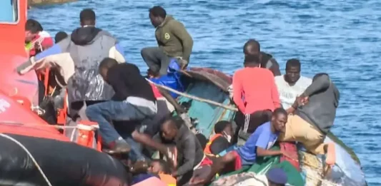 FOTOGRAFÍA. LA RESTINGA (ISLAS CANARIAS) REINO DE ESPAÑA, 28 DE MAYO DE 2025. Cuatro inmigrantes ilegales (mujeres) y tres niñas han muerto al volcar un cayuco con unos 152 indocumentados en el puerto de La Restinga (El Hierro) Reino de España, cuando sus ilegales se disponían a desembarcar, según informan la Delegación del Gobierno y el 112. Efe
