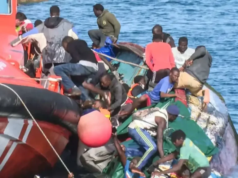 FOTOGRAFÍA. LA RESTINGA (ISLAS CANARIAS) REINO DE ESPAÑA, 28 DE MAYO DE 2025. Cuatro inmigrantes ilegales (mujeres) y tres niñas han muerto al volcar un cayuco con unos 152 indocumentados en el puerto de La Restinga (El Hierro) Reino de España, cuando sus ilegales se disponían a desembarcar, según informan la Delegación del Gobierno y el 112. Efe