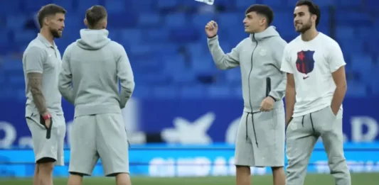 FOTOGRAFÍA. CORNELLÁ DE LLOBREGAT (BARCELOAN) CATALUÑA (REINO DE ESPAÑA), 15 DE MAYO DE 2025. Los jugadores del Barcelona en la inspección de campo previa al partido de LaLiga entre el Espanyol y el Barcelona, este jueves en el RCDE Stadium. Efe
