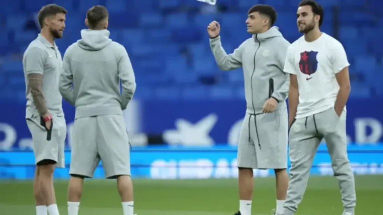 FOTOGRAFÍA. CORNELLÁ DE LLOBREGAT (BARCELOAN) CATALUÑA (REINO DE ESPAÑA), 15 DE MAYO DE 2025. Los jugadores del Barcelona en la inspección de campo previa al partido de LaLiga entre el Espanyol y el Barcelona, este jueves en el RCDE Stadium. Efe