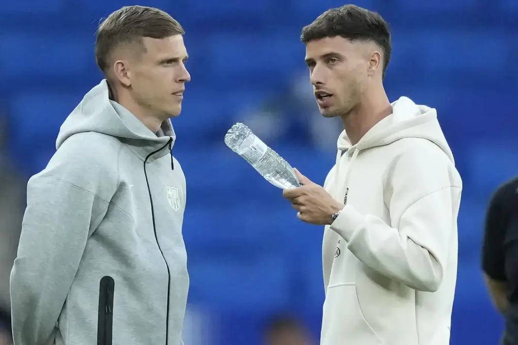 FOTOGRAFÍA. CORNELLÁ DE LLOBREGAT (BARCELOAN) CATALUÑA (REINO DE ESPAÑA), 15 DE MAYO DE 2025. El delantero del Barcelona Dani Olmo (i) conversa con el delantero del Espanyol Javi Puado en la inspección de campo previa al partido de LaLiga entre el Espanyol y el Barcelona, este jueves en el RCDE Stadium. Efe