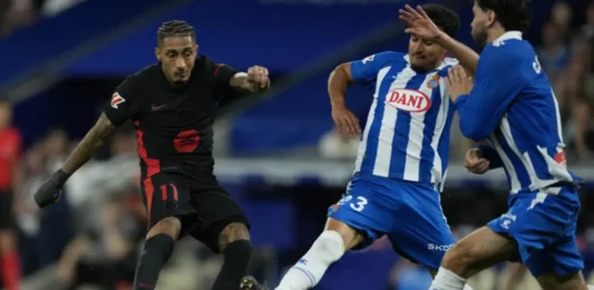 FOTOGRAFÍA. CORNELLÁ DE LLOBREGAT (BARCELONA) CATALUÑA (REINO DE ESPAÑA, 15 DE MAYO DE 2025. El delantero brasileño del FC Barcelona, Raphinha (i), disputa el balón ante el defensa marroquí del Espanyol, Omar El Hilali, durante el encuentro correspondiente a la jornada 36 de Laliga EA Sports que disputan frente al RCD Espanyol en el RCDE Stadium, en Cornellá de Llobregat, Barcelona. Efe