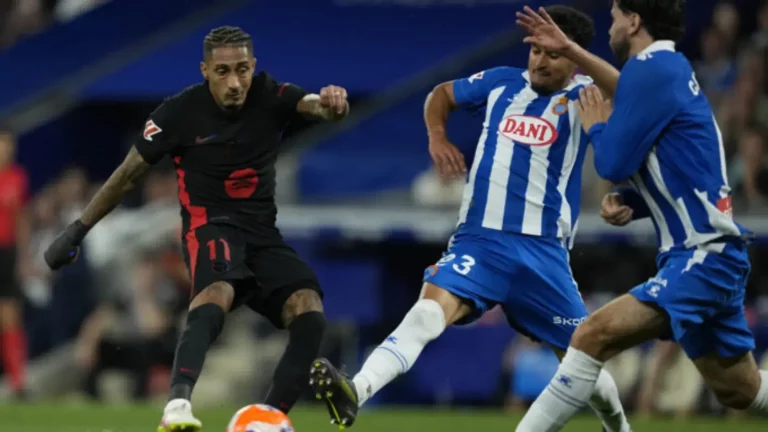 FOTOGRAFÍA. CORNELLÁ DE LLOBREGAT (BARCELONA) CATALUÑA (REINO DE ESPAÑA, 15 DE MAYO DE 2025. El delantero brasileño del FC Barcelona, Raphinha (i), disputa el balón ante el defensa marroquí del Espanyol, Omar El Hilali, durante el encuentro correspondiente a la jornada 36 de Laliga EA Sports que disputan frente al RCD Espanyol en el RCDE Stadium, en Cornellá de Llobregat, Barcelona. Efe