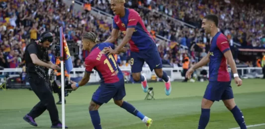 FOTOGRAFÍA. BARCELONA (CATALUÑA) REINO DE ESPAÑA, 11 DE MAYO DE 2025. El delantero del Barcelona Raphinha celebra su segundo gol contra el Real Madrid con Lamine Yamal, durante el partido de la jornada 35 de LaLiga EA Sports entre el Barcelona y el Real Madrid, este domingo en el Estadi Olímpic Lluís Companys. Efe