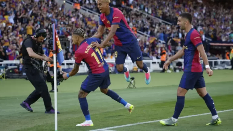 FOTOGRAFÍA. BARCELONA (CATALUÑA) REINO DE ESPAÑA, 11 DE MAYO DE 2025. El delantero del Barcelona Raphinha celebra su segundo gol contra el Real Madrid con Lamine Yamal, durante el partido de la jornada 35 de LaLiga EA Sports entre el Barcelona y el Real Madrid, este domingo en el Estadi Olímpic Lluís Companys. Efe