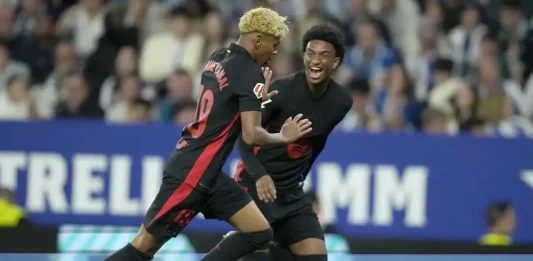 FOTOGRAFÍA. CORNELLÁ DE LLOBREGAT (BARCELONA) CATALUÑA (REINO DE ESPAÑA, 15 DE MAYO DE 2025. El delantero del FC Barcelona Lamine Yamal (i) celebra su gol con Balde, durante el encuentro correspondiente a la jornada 36 de LaLiga EA Sports que RCD Espanyol y FC Barcelona disputaron en el RCDE Stadium, en Cornellá de Llobregat, Barcelona. Efe