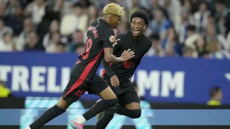 FOTOGRAFÍA. CORNELLÁ DE LLOBREGAT (BARCELONA) CATALUÑA (REINO DE ESPAÑA, 15 DE MAYO DE 2025. El delantero del FC Barcelona Lamine Yamal (i) celebra su gol con Balde, durante el encuentro correspondiente a la jornada 36 de LaLiga EA Sports que RCD Espanyol y FC Barcelona disputaron en el RCDE Stadium, en Cornellá de Llobregat, Barcelona. Efe