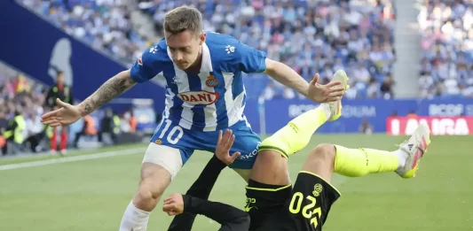 FOTOGRAFÍA. CORNELLÁ DE LLOBREGAT (BARCELONA) CATALUÑA (REINO DE ESPAÑA), 04 DE MAYO DE 2025. El centrocampista del Espanyol Pol Lozano (i) pelea un balón ante el centrocampista argentino del Betis Giovani Lo Celso este domingo, durante el partido de la jornada 34 de LaLiga EA Sports, entre el RCD Espanyol y el Real Betis Balompié, en el RCDE Stadium de Cornellà de Llobregat (Barcelona). Efe