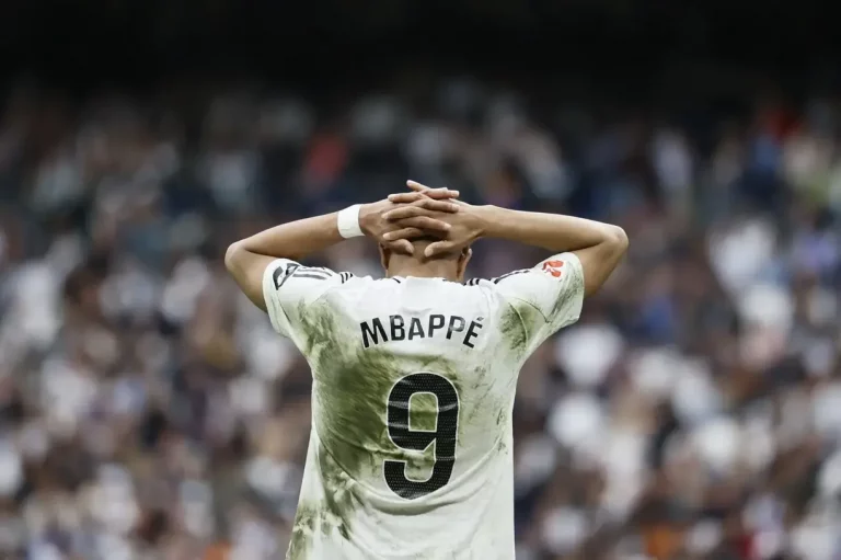 FOTOGRAFÍA. MADRID (REINO DE ESPAÑA), 04 DE MAYO DE 2025. El delantero del Real Madrid Kylian Mbappé en el estadio Santiago Bernabéu en Madrid .este domingo. A pesar de tener tres goles de ventaja en el marcador, gracias a los tantos de Arda Güler en el minuto 33 y el doblete de Kylian Mbappé en el 39 y el 48, el Real Madrid sufrió hasta los últimos instantes para hacerse con la victoria (3-2) ante el Celta de Vigo. Efe