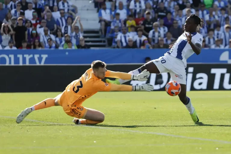 FOTOGRAFÍA. LEGANÉS (COMUNIDAD DE MADRID) REINO DE ESPAÑA, 24 DE MAYO DE 2025. El delantero del Leganés Yan Diomande (d) trata de superar al portero Marko Dmitrovic, del Valladolid, durante el partido de LaLiga de fútbol que CD Leganés y Real Valladolid disputan este sábado en el estadio de Butarque. Efe