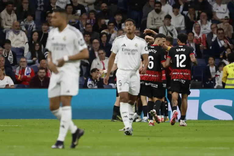 FOTOGRAFÍA. MADRID (REINO DE ESPAÑA), 14 DE MAYO DE 2025. Los jugadores del Mallorca celebran tras marcar ante el Madrid, durante el partido de LaLiga de fútbol que Real Madrid y RCD Mallorca disputan este miércoles en el estadio Santiago Bernabéu. Efe