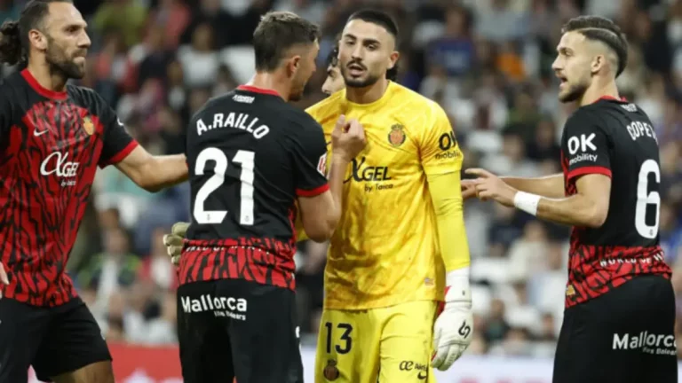 FOTOGRAFÍA. MADRID (REINO DE ESPAÑA), 14 DE MAYO DE 2025. Los jugadores del Mallorca felicitan a su guardameta, Leonardo Román, tras una parada durante el partido de la jornada 36 de LaLiga de fútbol que Real Madrid y RCD Mallorca disputan en el estadio Santiago Bernabéu. Efe