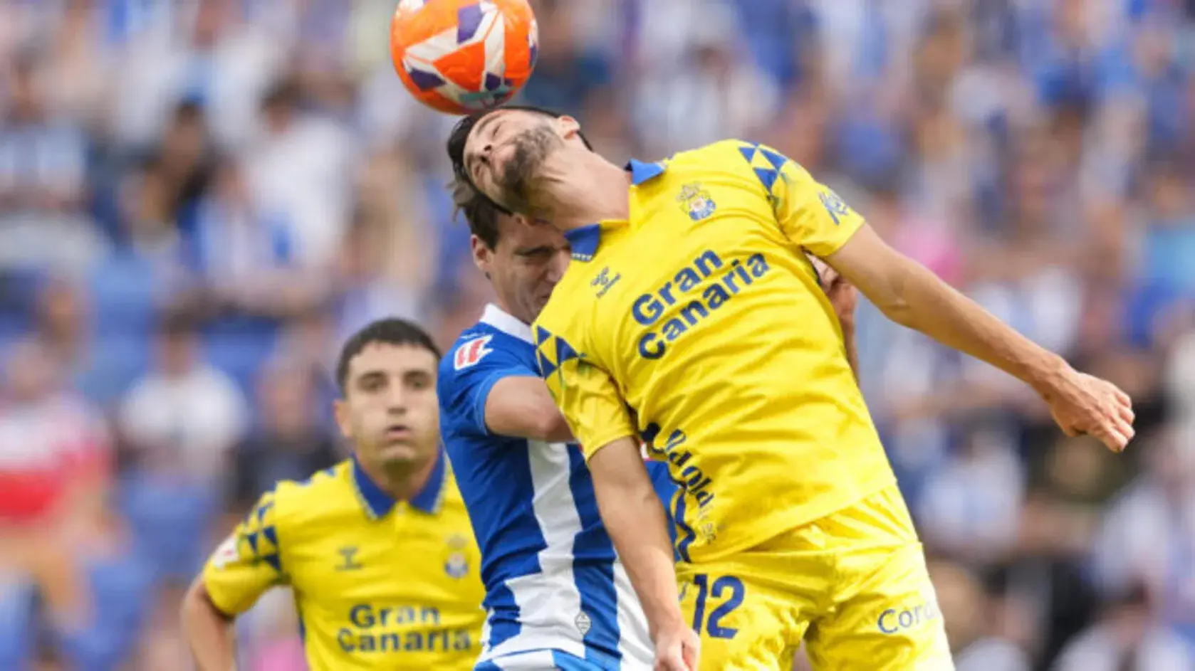 FOTOGRAFÍA. CORNELLÁ DE LLOBREGAT (BARCELOAN) REINO DE ESPAÑA, 24 DE MAYO DE 2025. El defensa del Espanyol Carlos Romero (d) pelea un balón con Manuel Fuster, de Las Palmas, durante el partido de LaLiga de fútbol que RCD Espanyol y UD Las Palmas disputan este sábado en el RCDE Stadium. en Barcelona. Efe