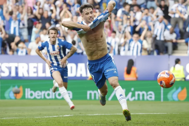 El RCD Espanyol derrota a Las Palmas (2-0) y sigue en Primera División aunque su rival por la salvación el Leganés ganara al Valladolid