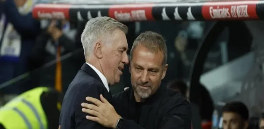 FOTOGRAFÍA. MADRID (REINO DE ESPAÑA), CLÁSICO 26 DE OCTUBRE DE 2024. El entrenador del Real Madrid Carlo Ancelotti (i) saluda a Hans-Dieter Flick (d). Gran golpe del Barcelona en el Bernabéu: guiado por un doblete de Robert Lewandowski, el equipo azulgrana se llevó el triunfo por (0-4) en el campo del Real Madrid en el Clásico de la Liga española. Efe