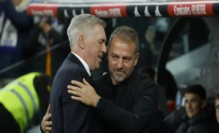 FOTOGRAFÍA. MADRID (REINO DE ESPAÑA), CLÁSICO 26 DE OCTUBRE DE 2024. El entrenador del Real Madrid Carlo Ancelotti (i) saluda a Hans-Dieter Flick (d). Gran golpe del Barcelona en el Bernabéu: guiado por un doblete de Robert Lewandowski, el equipo azulgrana se llevó el triunfo por (0-4) en el campo del Real Madrid en el Clásico de la Liga española. Efe