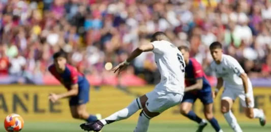 FOTOGRAFÍA. BARCELONA (CATALUÑA) REINO DE ESPAÑA, 11 DE MAYO DE 2025. El Real Madrid perdió un Clásico en el que se puso por delante a los cinco minutos. Kylian Mbappé Lottin 8en la imagen), aprovechó el error de Cubarsí en la entrega de balón a Szczęsny para anticiparse al portero y ser derribado dentro del área, y acabó el partido asestando al equipo culé un "Hat-trick" (tres goles). Real Madrid/Lasvocesdelpueblo (Ñ Pueblo)