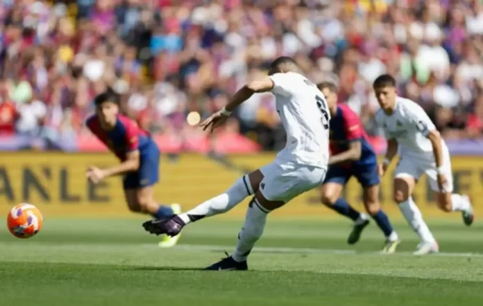 FOTOGRAFÍA. BARCELONA (CATALUÑA) REINO DE ESPAÑA, 11 DE MAYO DE 2025. El Real Madrid perdió un Clásico en el que se puso por delante a los cinco minutos. Kylian Mbappé Lottin 8en la imagen), aprovechó el error de Cubarsí en la entrega de balón a Szczęsny para anticiparse al portero y ser derribado dentro del área, y acabó el partido asestando al equipo culé un "Hat-trick" (tres goles). Real Madrid/Lasvocesdelpueblo (Ñ Pueblo)