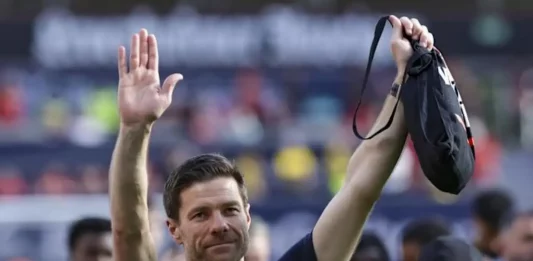 FOTOGRAFÍA. LEVERKUSEN (ALEMANIA), 11 DE MAYO DE 2025. El técnico del Bayer Leverkusen Xabi Alonso en su despedida como entrenador del Bayer Leverkusen este domingo. Efe