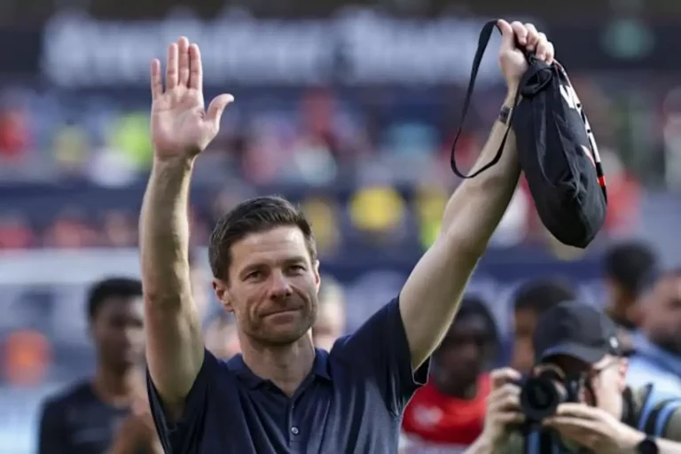 FOTOGRAFÍA. LEVERKUSEN (ALEMANIA), 11 DE MAYO DE 2025. El técnico del Bayer Leverkusen Xabi Alonso en su despedida como entrenador del Bayer Leverkusen este domingo. Efe