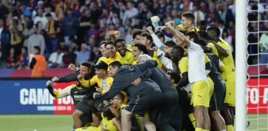 FOTOGRAFÍA. BARCELONA (CATALUÑA) REINO DE ESPAÑA, DOMINGO 18 DE MAYO DE 2025. Los jugadores del Villarreal celebran la victoria al final del encuentro de la jornada 37 de LaLiga entre FC Barcelona y Villarreal CF disputado este domingo en el Estadio Olímpico de Montjuic. Efe