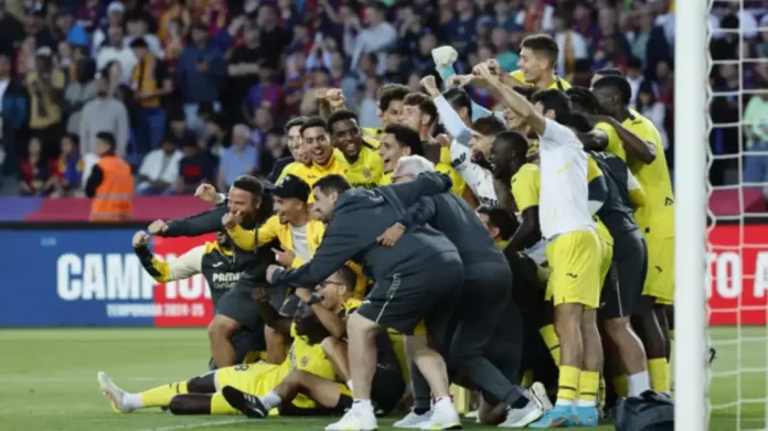 FOTOGRAFÍA. BARCELONA (CATALUÑA) REINO DE ESPAÑA, DOMINGO 18 DE MAYO DE 2025. Los jugadores del Villarreal celebran la victoria al final del encuentro de la jornada 37 de LaLiga entre FC Barcelona y Villarreal CF disputado este domingo en el Estadio Olímpico de Montjuic. Efe