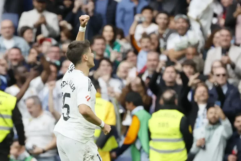 FOTOGRAFÍA. MADRID (REINO DE ESPAÑA), 04 DE MAYO DE 2025. El centrocampista turco del Real Madrid Arda Güler celebra después de marcar el 1-0 durante el partido entre el Real Madrid y el Celta de Vigo en el estadio Santiago Bernabéu en Madrid. Efe