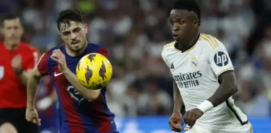 FOTOGRAFÍA. MADRID (REINO DE ESPAÑA), 21 DE ABRIL DE 2024. El centrocampista del FC Barcelona Pedri (i) lucha con el brasileño Vinicius Jr., del Real Madrid, en el estadio Santiago Bernabéu de Madrid en foto de archivo de Juanjo Martín. Efe