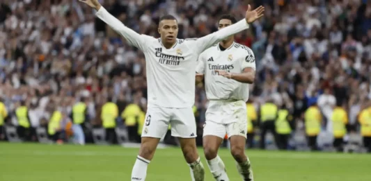 FOTOGRAFÍA. MADRID (REINO DE ESPAÑA), 04 DE MAYO DE 2025. El delantero del Real Madrid Kylian Mbappé celebra con sus compañeros después de marcar el 2-0 en el partido entre el Real Madrid y el Celta de Vigo en el estadio Santiago Bernabéu en Madrid. Efe