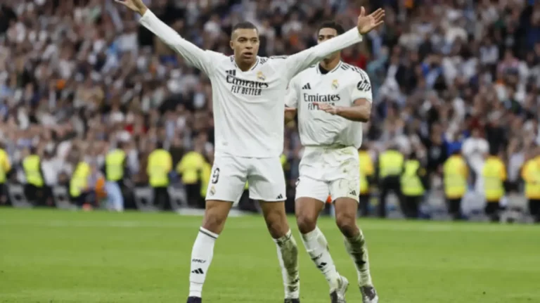 FOTOGRAFÍA. MADRID (REINO DE ESPAÑA), 04 DE MAYO DE 2025. El delantero del Real Madrid Kylian Mbappé celebra con sus compañeros después de marcar el 2-0 en el partido entre el Real Madrid y el Celta de Vigo en el estadio Santiago Bernabéu en Madrid. Efe
