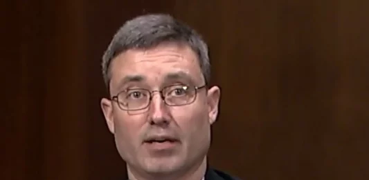 FOTOGRAFÍA. WASHINGTON (ESATADOS UNIDOS DE AMÉRICA), FECHA RELACIONADA, 21 DE MAYO DE 2025. El Departamento de Seguridad Nacional (DHS) de los Estados Unidos de América (EEUU) realizó un vuelo de deportación desde Texas a Yibuti (África) para expulsar a 8 personas más brutales y violentas que se encuentran ilegalmente en EEUU. Ahora, un juez federal activista de extrema izquierda en el Estado de Massachusetts, Brian E. Murphy (en la imagen con fecha 17 DE ABRIL DE 2024, durante un debate en el Senado de EEUU sobre su nominación propuesta por la 46ª Administración Joe Biden/Kamala Harris), intenta obligar a Estados Unidos a repatriar a estos criminales. En la imagen arriba: Nyo Myint, ciudadano de Birmania. Tiene una condena por agresión sexual en primer grado que involucra a una víctima mental y físicamente incapaz de resistirse, y también ha sido acusado de agresión con agravantes (intimidación no familiar). Fue arrestado por el Servicio de Inmigración y Control de Aduanas (ICE) el 19 de febrero de 2025; Dian Peter Domach, ciudadano de Sudán del Sur. Tiene condenas por robo, posesión de arma de fuego, posesión de herramientas de robo, posesión de arma de fuego desfigurada y conducir bajo la influencia del alcohol. Fue arrestado por el Servicio de Inmigración y Control de Aduanas (ICE) el 8 de mayo de 2024; Tuan Thanh Phan, ciudadano vietnamita. Tiene condenas por asesinato en primer grado y agresión en segundo grado. Fue arrestado por el Servicio de Inmigración y Control de Aduanas (ICE) el 3 de mayo de 2025; y Enrique Arias-Hierro, ciudadano cubano. Tiene condenas por homicidio, robo a mano armada, robo con violencia, secuestro y suplantación de identidad. Fue arrestado por el Servicio de Inmigración y Control de Aduanas (ICE) el 2 de mayo de 2025. Abajo: José Manuel Rodríguez Quiñones, ciudadano cubano. Tiene condenas por intento de asesinato en primer grado con arma de fuego, agresión, hurto, posesión y tráfico de cocaína. Fue arrestado por el Servicio de Inmigración y Control de Aduanas (ICE) el 30 de abril de 2025; Thongxay Nilakout, ciudadano de Laos. Tiene condenas por asesinato en primer grado y robo. Fue arrestado por el Servicio de Inmigración y Control de Aduanas (ICE) el 26 de enero de 2025; Jesús Muñoz Gutiérrez, ciudadano mexicano. Tiene una condena por homicidio en segundo grado. Fue arrestado por ICE el 12 de mayo de 2025; y Kyaw Mya, ciudadano de Birmania. Tiene una condena por actos lascivos con una víctima menor de 12 años. Fue arrestado por el Servicio de Inmigración y Control de Aduanas (ICE) el 18 de febrero de 2025. Comité Judicial del Senado de los Estados Unid/Lasvocesdelpueblo (Ñ Pueblo)