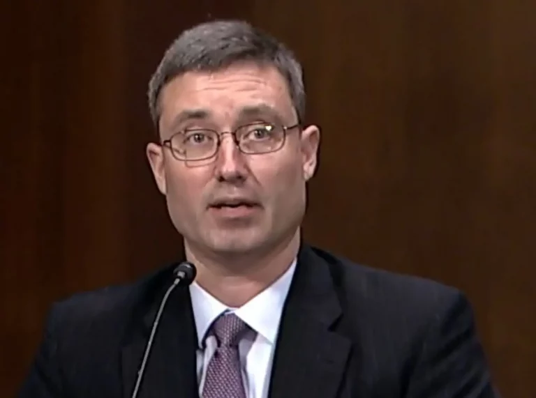 FOTOGRAFÍA. WASHINGTON (ESATADOS UNIDOS DE AMÉRICA), FECHA RELACIONADA, 21 DE MAYO DE 2025. El Departamento de Seguridad Nacional (DHS) de los Estados Unidos de América (EEUU) realizó un vuelo de deportación desde Texas a Yibuti (África) para expulsar a 8 personas más brutales y violentas que se encuentran ilegalmente en EEUU. Ahora, un juez federal activista de extrema izquierda en el Estado de Massachusetts, Brian E. Murphy (en la imagen con fecha 17 DE ABRIL DE 2024, durante un debate en el Senado de EEUU sobre su nominación propuesta por la 46ª Administración Joe Biden/Kamala Harris), intenta obligar a Estados Unidos a repatriar a estos criminales. En la imagen arriba: Nyo Myint, ciudadano de Birmania. Tiene una condena por agresión sexual en primer grado que involucra a una víctima mental y físicamente incapaz de resistirse, y también ha sido acusado de agresión con agravantes (intimidación no familiar). Fue arrestado por el Servicio de Inmigración y Control de Aduanas (ICE) el 19 de febrero de 2025; Dian Peter Domach, ciudadano de Sudán del Sur. Tiene condenas por robo, posesión de arma de fuego, posesión de herramientas de robo, posesión de arma de fuego desfigurada y conducir bajo la influencia del alcohol. Fue arrestado por el Servicio de Inmigración y Control de Aduanas (ICE) el 8 de mayo de 2024; Tuan Thanh Phan, ciudadano vietnamita. Tiene condenas por asesinato en primer grado y agresión en segundo grado. Fue arrestado por el Servicio de Inmigración y Control de Aduanas (ICE) el 3 de mayo de 2025; y Enrique Arias-Hierro, ciudadano cubano. Tiene condenas por homicidio, robo a mano armada, robo con violencia, secuestro y suplantación de identidad. Fue arrestado por el Servicio de Inmigración y Control de Aduanas (ICE) el 2 de mayo de 2025. Abajo: José Manuel Rodríguez Quiñones, ciudadano cubano. Tiene condenas por intento de asesinato en primer grado con arma de fuego, agresión, hurto, posesión y tráfico de cocaína. Fue arrestado por el Servicio de Inmigración y Control de Aduanas (ICE) el 30 de abril de 2025; Thongxay Nilakout, ciudadano de Laos. Tiene condenas por asesinato en primer grado y robo. Fue arrestado por el Servicio de Inmigración y Control de Aduanas (ICE) el 26 de enero de 2025; Jesús Muñoz Gutiérrez, ciudadano mexicano. Tiene una condena por homicidio en segundo grado. Fue arrestado por ICE el 12 de mayo de 2025; y Kyaw Mya, ciudadano de Birmania. Tiene una condena por actos lascivos con una víctima menor de 12 años. Fue arrestado por el Servicio de Inmigración y Control de Aduanas (ICE) el 18 de febrero de 2025. Comité Judicial del Senado de los Estados Unid/Lasvocesdelpueblo (Ñ Pueblo)