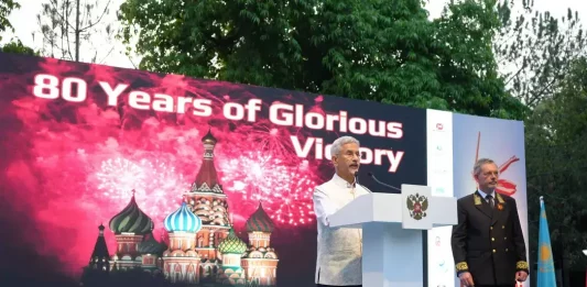 FOTOGRAFÍA. NUEVA DELHI (INDIA), 09 DE MAYO DE 2025. El ministro de Asuntos Exteriores de la India, Subrahmanyam Jaishankar (i), asegura en sus redes sociales que ha estado "encantado de unirme a las celebraciones del Día de la Victoria Rusia en su embajada en India esta noche". Para exteriores de una India en pleno conflicto bélico con su vecino islamista de Pakistán, que ya ha cobrado la vida de al menos 98 personas, "la importancia de la victoria en la guerra contra el fascismo en 1945 es sin duda trascendental". "La contribución de los indios a este acontecimiento decisivo es bien conocida". "Hoy es un momento de esperanza y optimismo, sostenido por la convicción de que la cooperación internacional es ahora aún más importante que antes". Lasvocesdelpueblo (Ñ Pueblo)