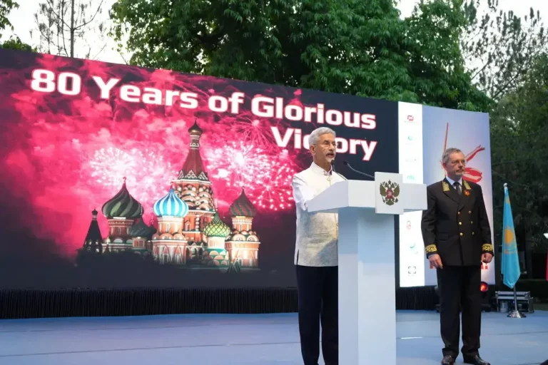 FOTOGRAFÍA. NUEVA DELHI (INDIA), 09 DE MAYO DE 2025. El ministro de Asuntos Exteriores de la India, Subrahmanyam Jaishankar (i), asegura en sus redes sociales que ha estado "encantado de unirme a las celebraciones del Día de la Victoria Rusia en su embajada en India esta noche". Para exteriores de una India en pleno conflicto bélico con su vecino islamista de Pakistán, que ya ha cobrado la vida de al menos 98 personas, "la importancia de la victoria en la guerra contra el fascismo en 1945 es sin duda trascendental". "La contribución de los indios a este acontecimiento decisivo es bien conocida". "Hoy es un momento de esperanza y optimismo, sostenido por la convicción de que la cooperación internacional es ahora aún más importante que antes". Lasvocesdelpueblo (Ñ Pueblo)