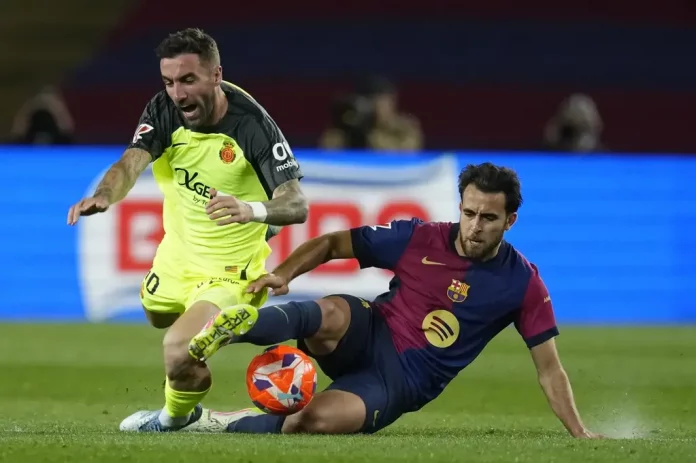 El once del Barça en Milán ante el Inter Szczesny; Eric Garcia; Cubarsí; Iñigo Martínez; Gerard Martín; De Jong; Pedri; Lamine Yamal; Dani Olmo; Raphinha y Ferran Torres FOTOGRAFÍA. BARCELONA (REINO D EESPAÑA), 22 DE ABRIL DE 2025. El centrocampista del Mallorca Sergi Darder (i) trata de escapar de Eric García, del FC Barcelona. Efe