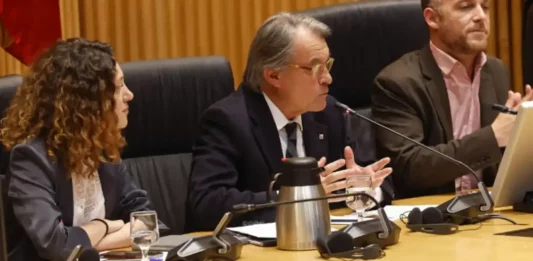 FOTOGRAFÍA. MADRID (REINO DE ESPAÑA), 05 DE MAYO DE 2025. El separatista condenado por el golpe de estado secesionista del 9 de noviembre de 2014 (9N), expresidente del Govern de la Generalitat de Cataluña y de la federación política derechista separatista que integraron Convergencia Democrática de Cataluña (CDC) y Unión Democrática de Cataluña (UDC), "Convergencia i Unión (CiU)", Artur Mas Gavarró (c), comparece ante la Comisión de Investigación sobre la denominada "Operación Cataluña" y las actuaciones del Ministerio del Interior durante los gobiernos del Partido Popular en relación con las presuntas irregularidades que vinculan a altos cargos y mandos policiales con la existencia de una trama parapolicial este lunes, en Madrid. Efe