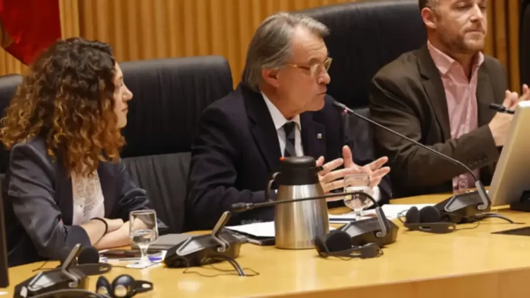 FOTOGRAFÍA. MADRID (REINO DE ESPAÑA), 05 DE MAYO DE 2025. El separatista condenado por el golpe de estado secesionista del 9 de noviembre de 2014 (9N), expresidente del Govern de la Generalitat de Cataluña y de la federación política derechista separatista que integraron Convergencia Democrática de Cataluña (CDC) y Unión Democrática de Cataluña (UDC), "Convergencia i Unión (CiU)", Artur Mas Gavarró (c), comparece ante la Comisión de Investigación sobre la denominada "Operación Cataluña" y las actuaciones del Ministerio del Interior durante los gobiernos del Partido Popular en relación con las presuntas irregularidades que vinculan a altos cargos y mandos policiales con la existencia de una trama parapolicial este lunes, en Madrid. Efe