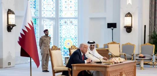 FOTOGRAFÍA. DOHA (QATAR), 15 DE MAYO DE 2025. El presidente de los Estados Unidos de América (EEUU), Donald John Trump; visitó hoy Doha (Qatar) donde se ha reunido con el Emir de Qatar, Su Alteza el Jeque Tamim bin Hamad Al-Thani, y mas tarde ha visitar la Base militar de United States of America (USA) de Al Udeid. "Ninguna visita al Golfo estaría completa sin una parada para saludar a quienes mantienen a Estados Unidos seguro, fuerte y libre, y a los patriotas del Ejército, la Armada, la Fuerza Espacial de los Estados Unidos... los Marines y, por supuesto, la Fuerza Aérea de los Estados Unidos... Todos ustedes son la punta de la lanza... en la lucha contra los enemigos de la civilización". "Como presidente, mi prioridad es terminar los conflictos, no iniciarlos, pero nunca dudaré en ejercer el poder estadounidense si es necesario para defender a los Estados Unidos de América", dijo el mandatario del mundo libre durante su intervención ante los profesionales de las Fuerzas Armadas de EEUU. "Paz a través de la fuerza (Peace trougth strength)", ha sido el lema de exhibición de la 47ª Administración Donald John Trump/James David Vance en esta base militar hoy Lasvocesdelpueblo (Ñ Pueblo)