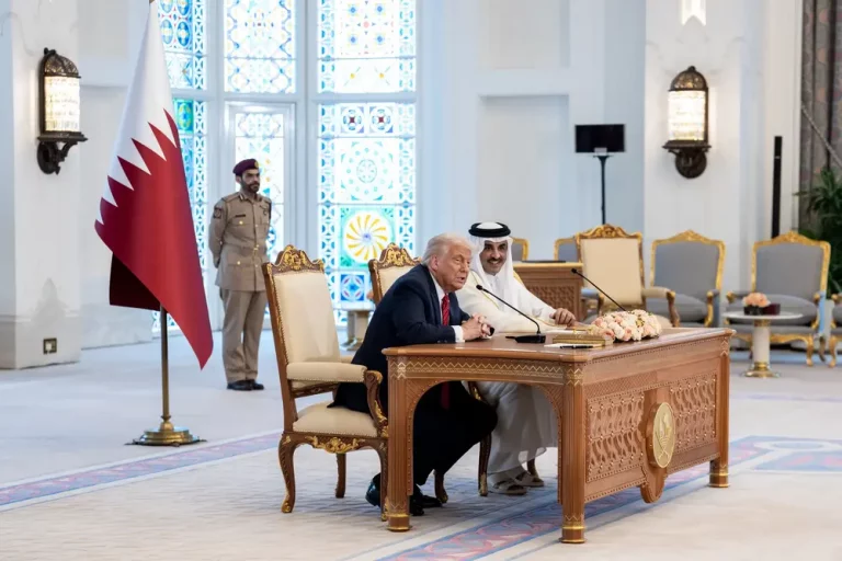 FOTOGRAFÍA. DOHA (QATAR), 15 DE MAYO DE 2025. El presidente de los Estados Unidos de América (EEUU), Donald John Trump; visitó hoy Doha (Qatar) donde se ha reunido con el Emir de Qatar, Su Alteza el Jeque Tamim bin Hamad Al-Thani, y mas tarde ha visitar la Base militar de United States of America (USA) de Al Udeid. "Ninguna visita al Golfo estaría completa sin una parada para saludar a quienes mantienen a Estados Unidos seguro, fuerte y libre, y a los patriotas del Ejército, la Armada, la Fuerza Espacial de los Estados Unidos... los Marines y, por supuesto, la Fuerza Aérea de los Estados Unidos... Todos ustedes son la punta de la lanza... en la lucha contra los enemigos de la civilización". "Como presidente, mi prioridad es terminar los conflictos, no iniciarlos, pero nunca dudaré en ejercer el poder estadounidense si es necesario para defender a los Estados Unidos de América", dijo el mandatario del mundo libre durante su intervención ante los profesionales de las Fuerzas Armadas de EEUU. "Paz a través de la fuerza (Peace trougth strength)", ha sido el lema de exhibición de la 47ª Administración Donald John Trump/James David Vance en esta base militar hoy Lasvocesdelpueblo (Ñ Pueblo)