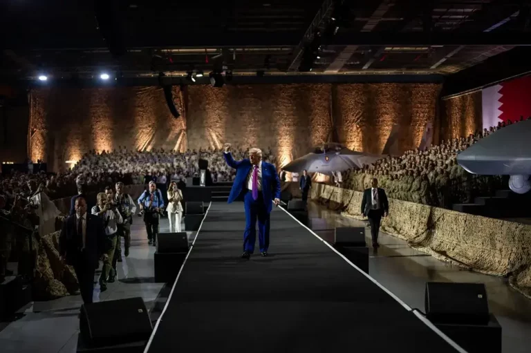 FOTOGRAFÍA. DOHA (QATAR), 15 DE MAYO DE 2025. El presidente de los Estados Unidos de América (EEUU), Donald John Trump; visitó hoy Doha (Qatar) donde se ha reunido con el Emir de Qatar, Su Alteza el Jeque Tamim bin Hamad Al-Thani, y mas tarde ha visitar la Base militar de United States of America (USA) de Al Udeid. "Ninguna visita al Golfo estaría completa sin una parada para saludar a quienes mantienen a Estados Unidos seguro, fuerte y libre, y a los patriotas del Ejército, la Armada, la Fuerza Espacial de los Estados Unidos... los Marines y, por supuesto, la Fuerza Aérea de los Estados Unidos... Todos ustedes son la punta de la lanza... en la lucha contra los enemigos de la civilización". "Como presidente, mi prioridad es terminar los conflictos, no iniciarlos, pero nunca dudaré en ejercer el poder estadounidense si es necesario para defender a los Estados Unidos de América", dijo el mandatario del mundo libre durante su intervención ante los profesionales de las Fuerzas Armadas de EEUU. "Paz a través de la fuerza (Peace trougth strength)", ha sido el lema de exhibición de la 47ª Administración Donald John Trump/James David Vance en esta base militar hoy Lasvocesdelpueblo (Ñ Pueblo)