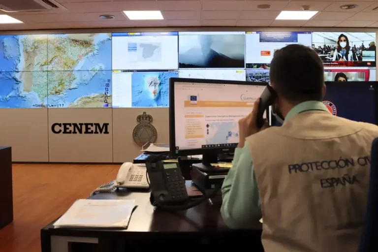 FOTOGRAFÍA. MADRID (REINO DE ESPAÑA), 26 DE MAYO DE 2025. Detalle de un trabajador de Protección Civil, un servicio público que protege a las personas y bienes garantizando una respuesta adecuada ante los distintos tipos de emergencias y catástrofes originadas por causas naturales o derivadas de la acción humana, sea ésta accidental o intencionada, hoy en las instalaciones del Centro Nacional de Seguimiento y Coordinación de Emergencias (CENEM)-Programa de Observación de la Tierra de la Unión Europea (Copernicus), que mira a nuestro planeta y su medio ambiente para el máximo beneficio de toda la ciudadanía europea. Ofrece servicios de información basados en datos de observación de la Tierra por satélite y en datos in situ (no espaciales). Lasvocesdelpueblo (Ñ Pueblo)