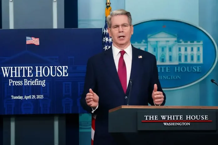 FOTOGRAFÍA. WASHINGTON (ESTADOS UNIDOS DE AMÉRICA), 30 DE ABRIL DE 2025. El secretario del Tesoro de EE.UU., Scott Bessent, este martes, 29 de abril, durante una conferencia de prensa en la Casa Blanca, en Washington DC (EE.UU.). Efe